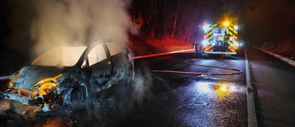 Carro pega fogo após colisão e interdita BR-282 em Chapecó