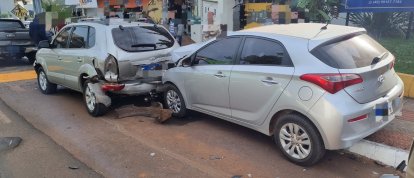 Colisão envolvendo carro estacionado deixa duas pessoas feridas no Oeste