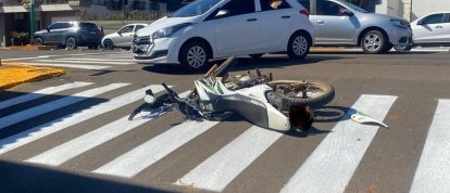 Motociclista fica ferido após colisão frontal com carro 