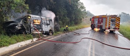 Ambulância pega fogo após colisão lateral na SC-480 em Ipuaçu
