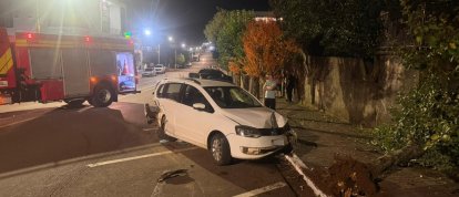 Motorista fica ferido após colisão contra veículo estacionado no Oeste