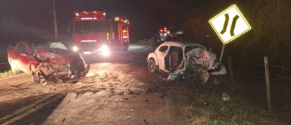 Colisão frontal entre Fusca e Strada deixa homem, mulher e criança gravemente feridos na SC-156, em Entre Rios