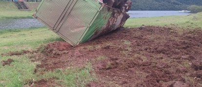 VÍDEO: falha nos freios provoca saída de pista e capotamento de caminhão em Chapecó