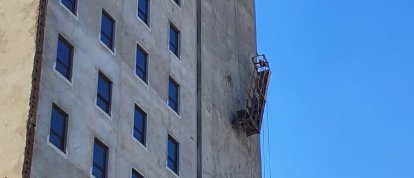 Bombeiros resgatam trabalhador preso em plataforma suspensa a 20 metros de altura em Chapecó