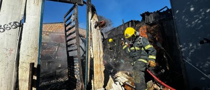 Vela acesa teria provocado incêndio que destruiu casa onde moravam três famílias em Chapecó