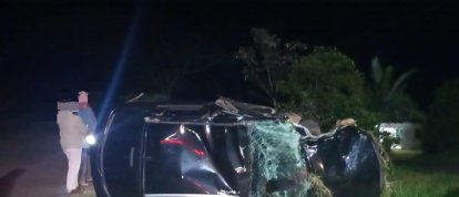 Motorista é arremessado para fora de carro após saída de pista e colisão contra árvore no Extremo-Oeste