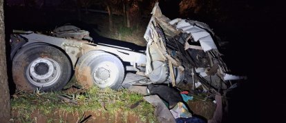 Motorista morre após caminhão sair da pista, tombar e capotar na SC-355 