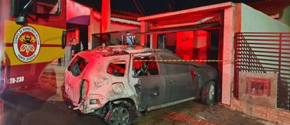 Bombeiros utilizaram espuma após vazamento de combustível (Foto: Corpo de Bombeiros)