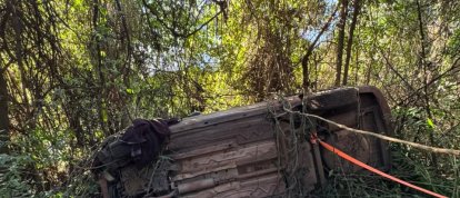 Veículo sai da pista e capota em ribanceira na SC-283, no Oeste
