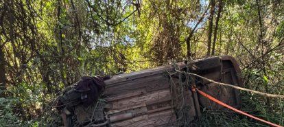 Veículo sai da pista e capota em ribanceira na SC-283, no Oeste