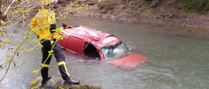 Mulher morre após veículo sair da pista e cair de ponte na SC-283, em São Carlos