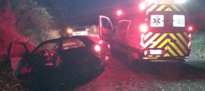 Idoso fica ferido após carro sair da pista e colidir contra barranco no interior de município do Meio-Oeste