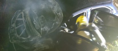 Incêndio destrói parte de carro durante a madrugada em Xanxerê