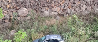 Carro cai em ribanceira após colisão com caminhão na BR-282 em Xaxim