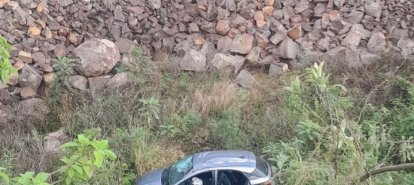 Carro cai em ribanceira após colisão com caminhão na BR-282 em Xaxim