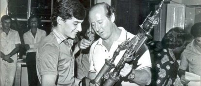 Jovem Ayrton Senna com o troféu de campeão brasileiro de Kart categoria 100 Cc  (Foto: Júnior Kart Clube)