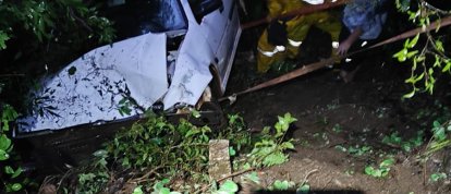 Motorista fica ferida após carro sair da pista e cair em ribanceira na BR-282