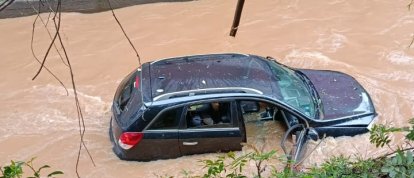 VÍDEO: motorista é resgatada após carro cair no Rio do Tigre, em Joaçaba