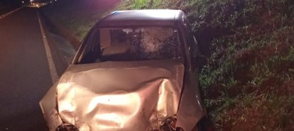 Colisão entre Corsa e van deixa motorista ferido na BR-282, em Xanxerê