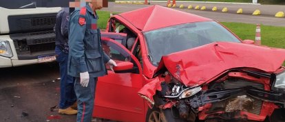 Colisão entre dois caminhões e carro deixa três pessoas feridas em Abelardo Luz