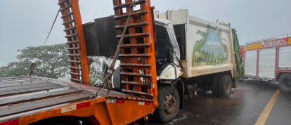 Colisão traseira entre caminhões deixa três pessoas feridas na BR-282, em Xaxim