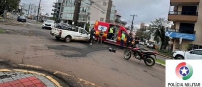Motocicleta e carro colidem em rotatória e duas pessoas ficam feridas em Xanxerê
