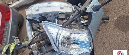 Jovem fica ferida após colisão entre moto e Jeep na Avenida Brasil, em Xanxerê