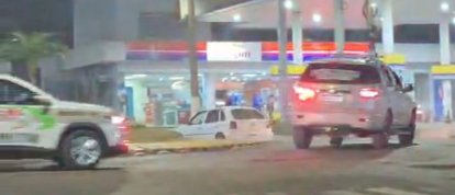 VÍDEO: Homem joga carro contra policiais, foge e tiros encerram perseguição em Chapecó