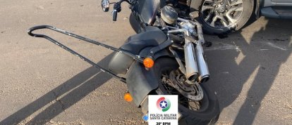 Homem fica ferido após colisão entre caminhonete e motocicleta no Centro de Xanxerê