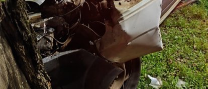 Motorista fica ferido após Fiorino colidir contra árvore em Chapecó