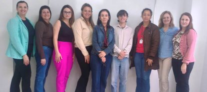 Jovem se voluntaria para apoiar comunicação e tradução nos serviços municipais