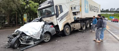 VÍDEO: Colisão frontal entre carro e carreta mata jovem de 24 anos na BR-282, em Xanxerê