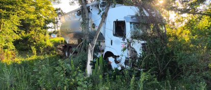 Caminhão sai da pista na SC-161 no Oeste e motorista sai ileso