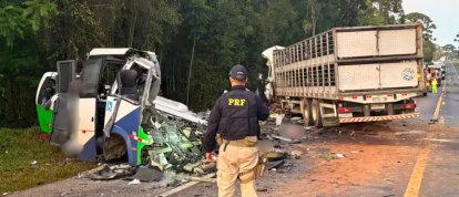 Acidente entre micro-ônibus e carreta deixa 23 mortos e cinco feridos no Paraná