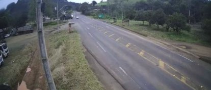 VÍDEO: Caminhão perde o controle, atravessa SC-155 e quase atinge carro em Seara