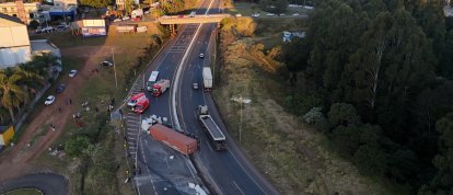 VÍDEO: câmera flagra momento em que carreta tomba na BR-282 em Xanxerê