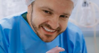 VÍDEO: Pai desmaia durante nascimento da filha em Criciúma e vídeo viraliza