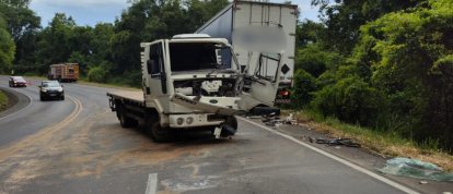 Colisão frontal entre dois caminhões deixa dois feridos na SC-157