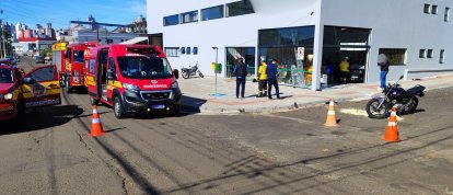 Carro invade loja após colisão com motocicleta em Chapecó