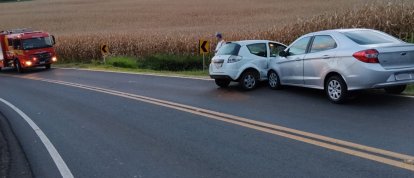 Colisão entre dois automóveis deixa feridos na SC-160