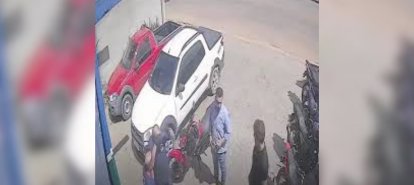VÍDEO: Homem vai de carro a estabelecimento e volta para casa com moto de desconhecido por engano