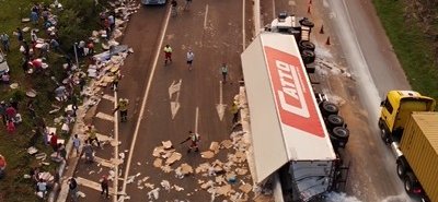 Carga na BR-282: foi saque ou estava liberada após o acidente?