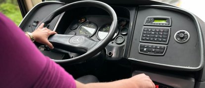 VÍDEO: Cada vez mais as mulheres estão ocupando lugares atrás do volante de caminhões e ônibus e esse é o caso da Marinês