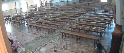 VÍDEO: homem é flagrado furtando caixa de donativos dentro de igreja