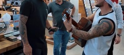 VÍDEO: “Show natalino” surpresa com Canal Ideal e a dupla Léo e Gian