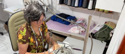 VÍDEO: Entre linhas, tecidos e máquinas, Janete transforma sua experiência em roupas, uniformes empresariais e escolares