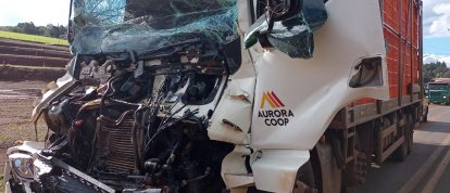 Motorista fica preso nas ferragens após colisão entre caminhão e carreta na SC-480, em Xanxerê