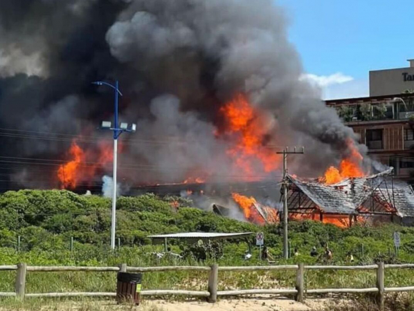 Incêndio de grandes proporções atinge o WARUNG Beach Club na Praia