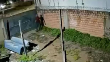 VÍDEO: Homem tenta invadir casa, é surpreendido por câmera com áudio e foge