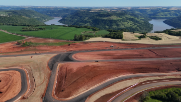 VÍDEO: Técnica inovadora transforma o Autódromo Internacional de Chapecó com o trabalho da Mengessi Nativas